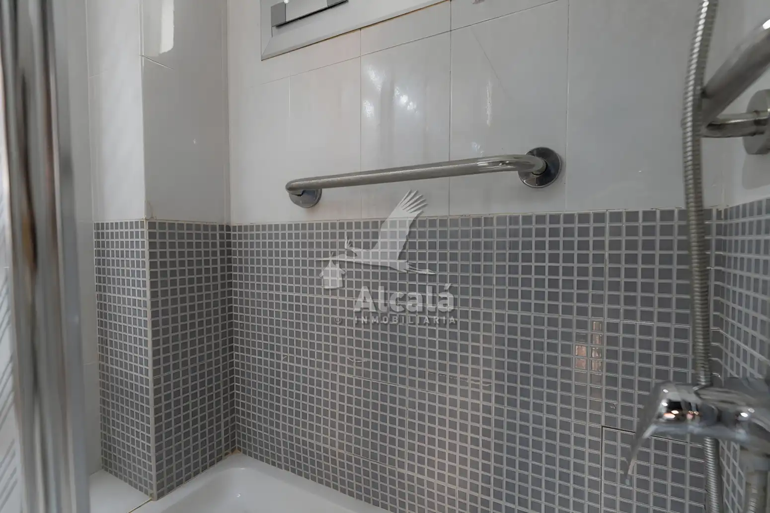 Bathroom of Flat for sale in Alcalá de Henares  with Air Conditioner, Heating and Parquet flooring