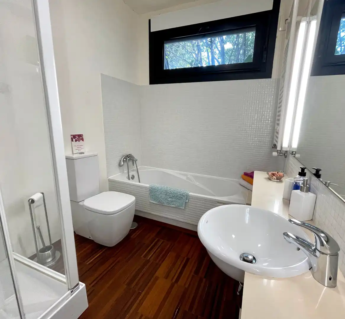 Baño de Casa o chalet de alquiler en Cangas  con Jardín privado, Parquet y Terraza