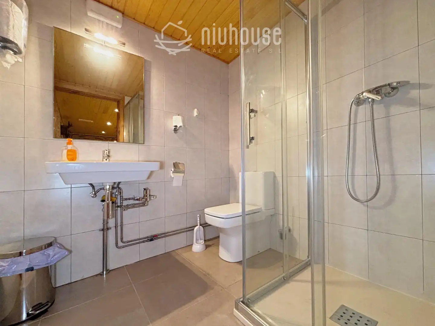 Baño de Local en venta en Bellver de Cerdanya