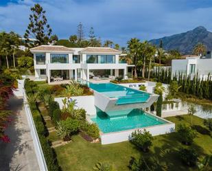 Vista exterior de Casa o xalet de lloguer en Marbella amb Aire condicionat, Jardí privat i Parquet