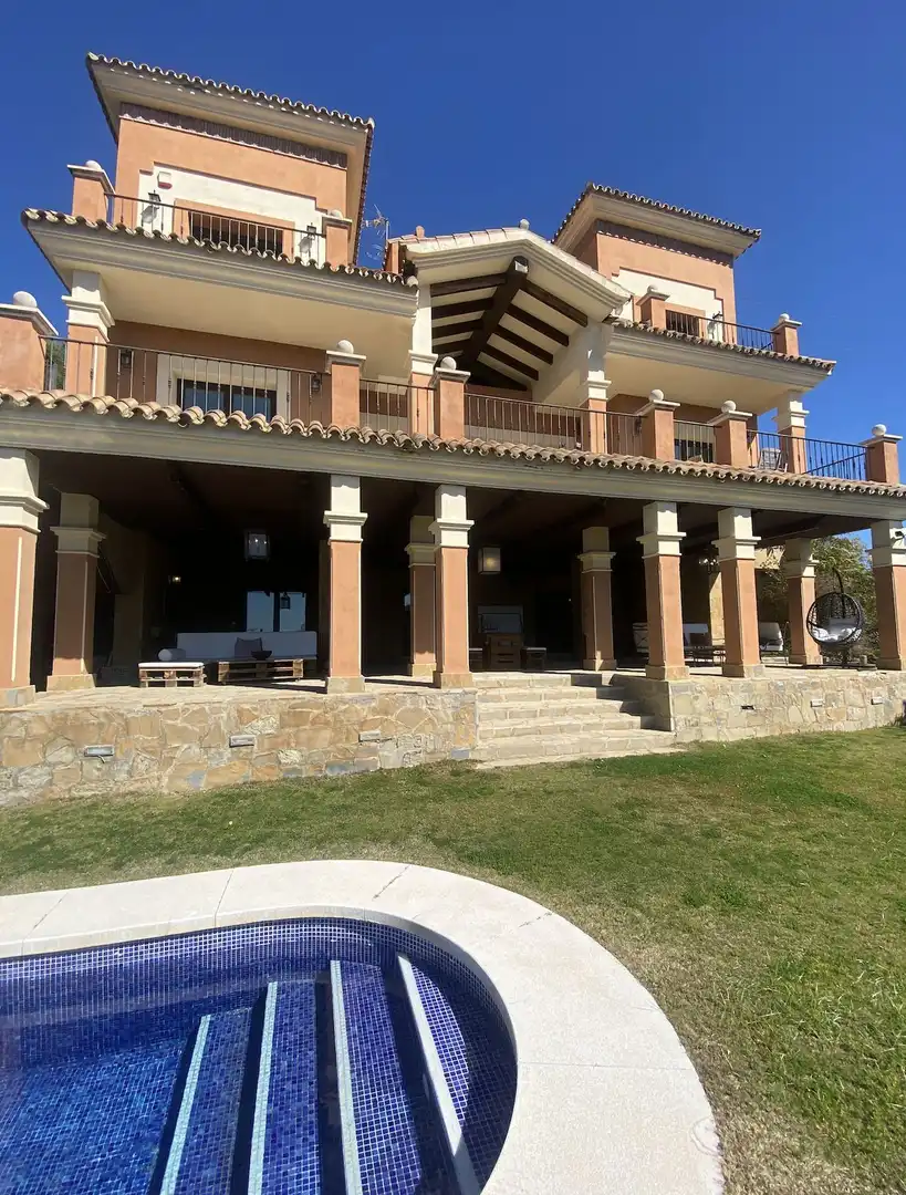 Vista exterior de Casa o xalet de lloguer en Marbella amb Aire condicionat, Jardí privat i Terrassa