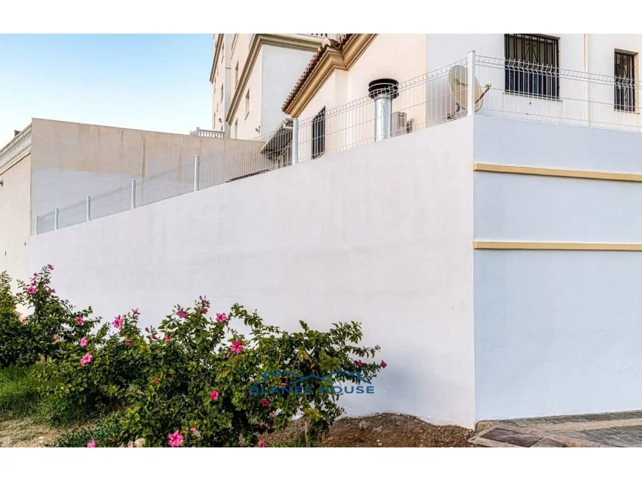 Vista exterior de Casa adosada en venda en Huércal de Almería amb Aire condicionat, Jardí privat i Moblat