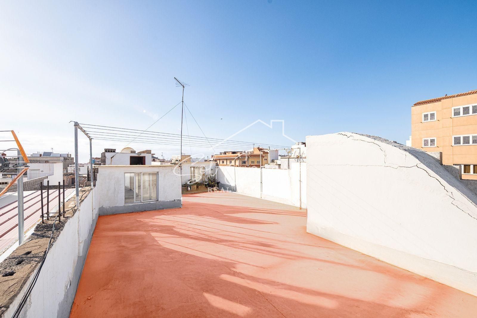 Vista exterior de Casa o xalet en venda en Santa Lucía de Tirajana amb Balcó