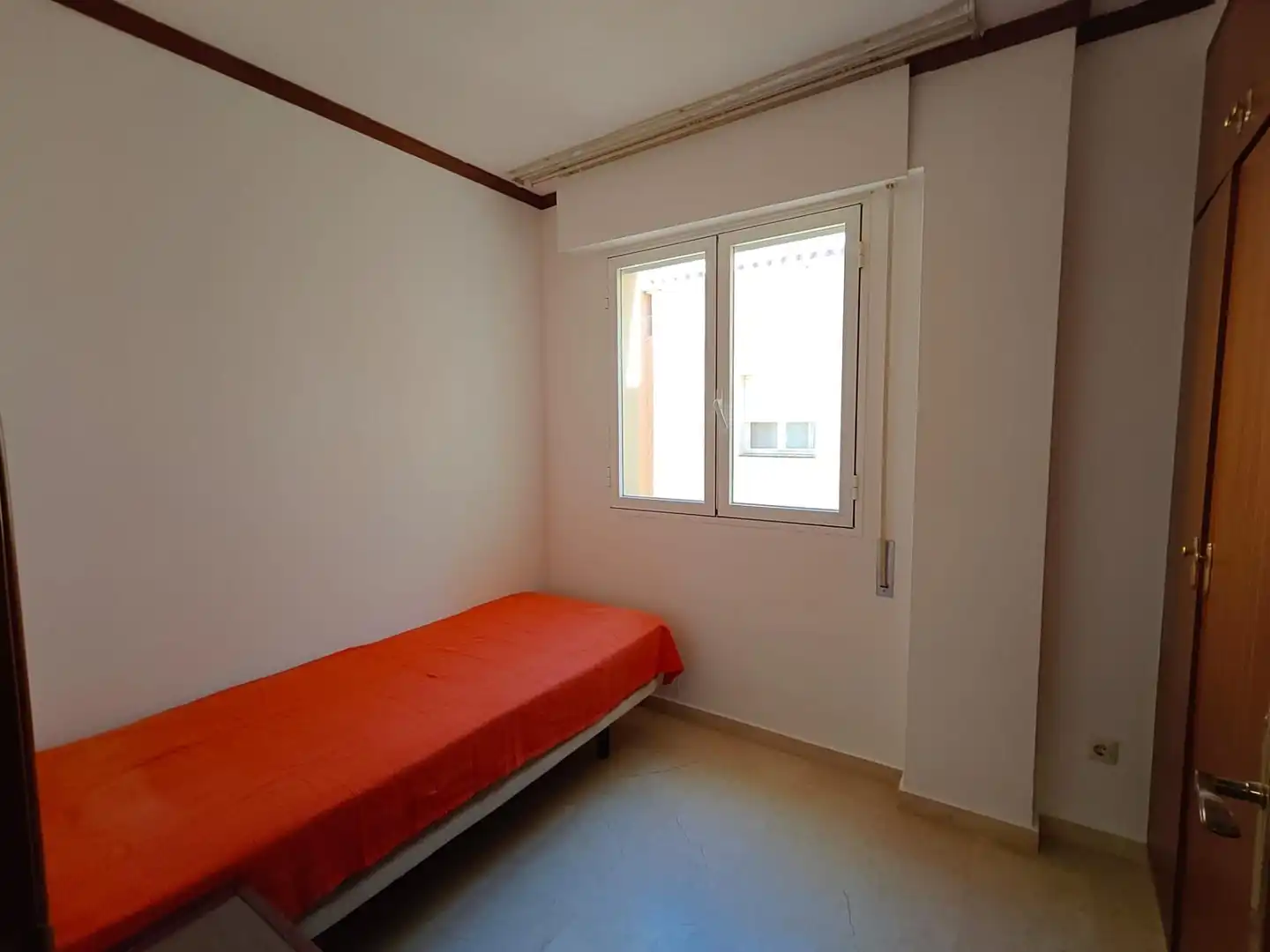 Habitación de Ático de alquiler en Benalmádena con Aire acondicionado, Jardín privado y Amueblado