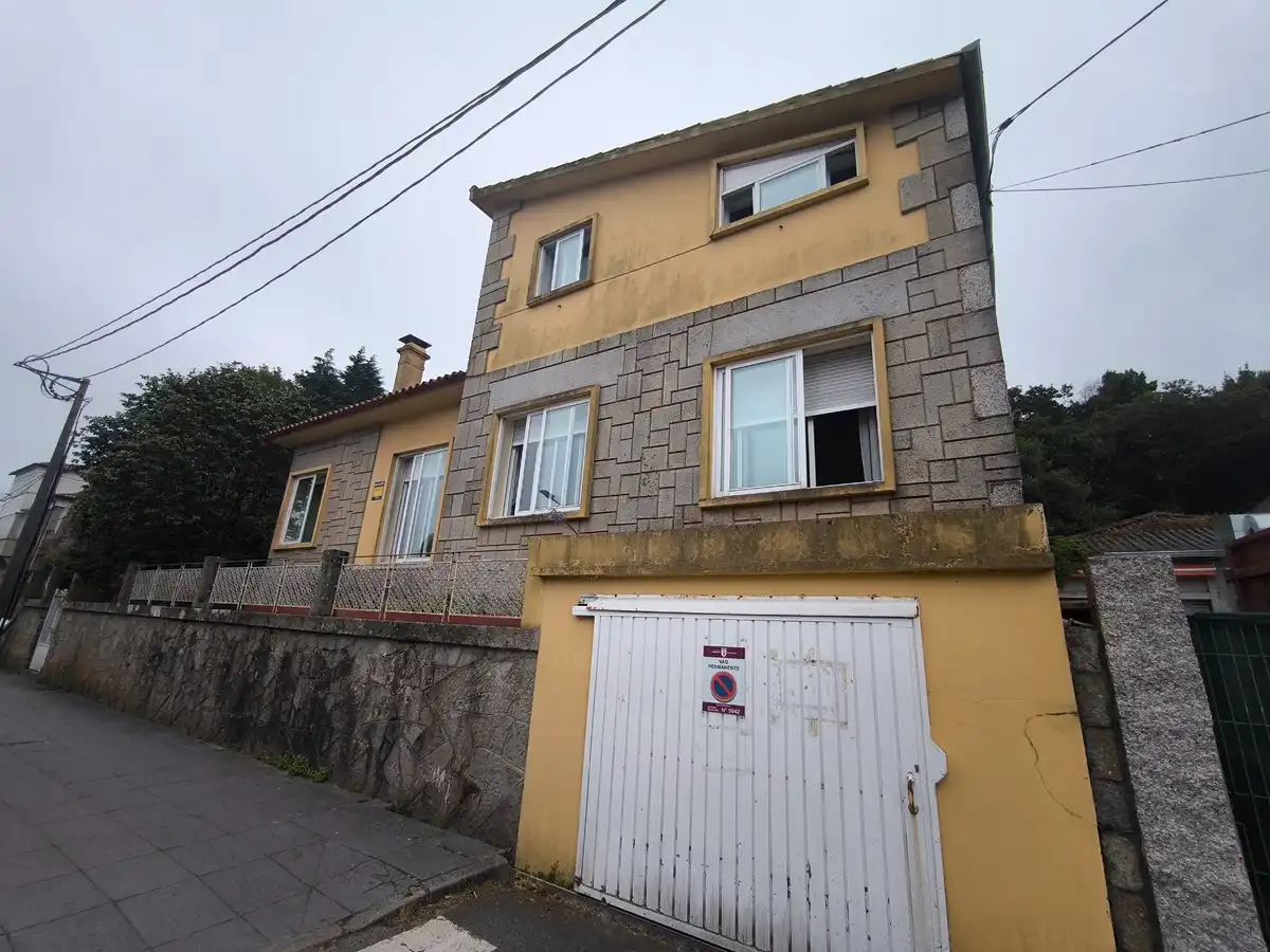 Vista exterior de Casa o chalet en venta en Vilagarcía de Arousa con Calefacción, Jardín privado y Parquet