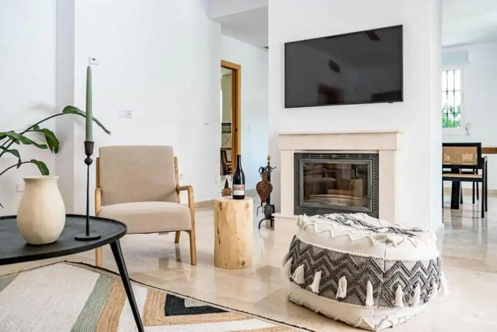 Sala d'estar de Casa adosada de lloguer en Marbella amb Aire condicionat, Jardí privat i Terrassa