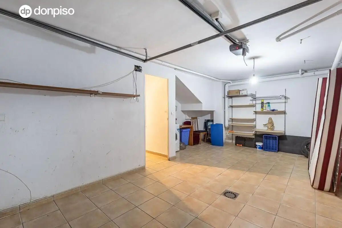 Casa adosada en venta en Jun con Calefacción, Terraza y Trastero