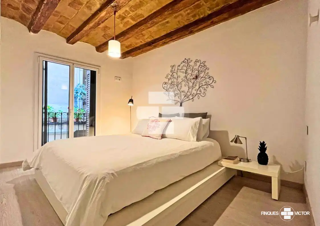 Schlafzimmer von Wohnung zum Verkauf in Barcelona mit Parkett, Möbliert und Ofen