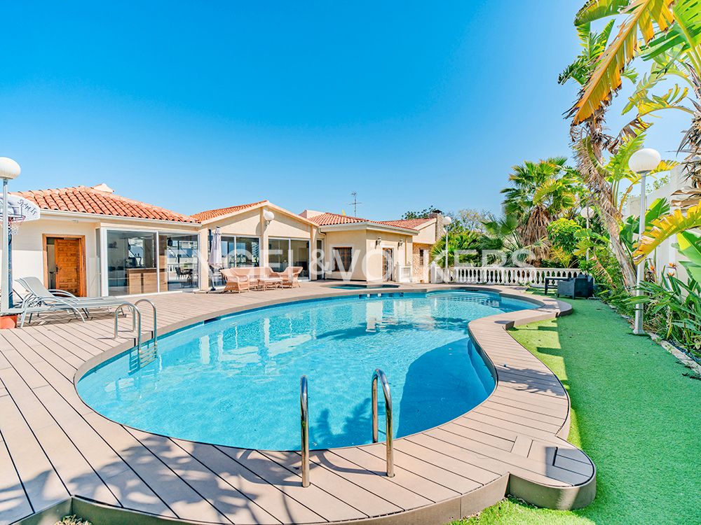 Piscina de Casa o xalet en venda en Alicante / Alacant amb Calefacció, Jardí privat i Terrassa