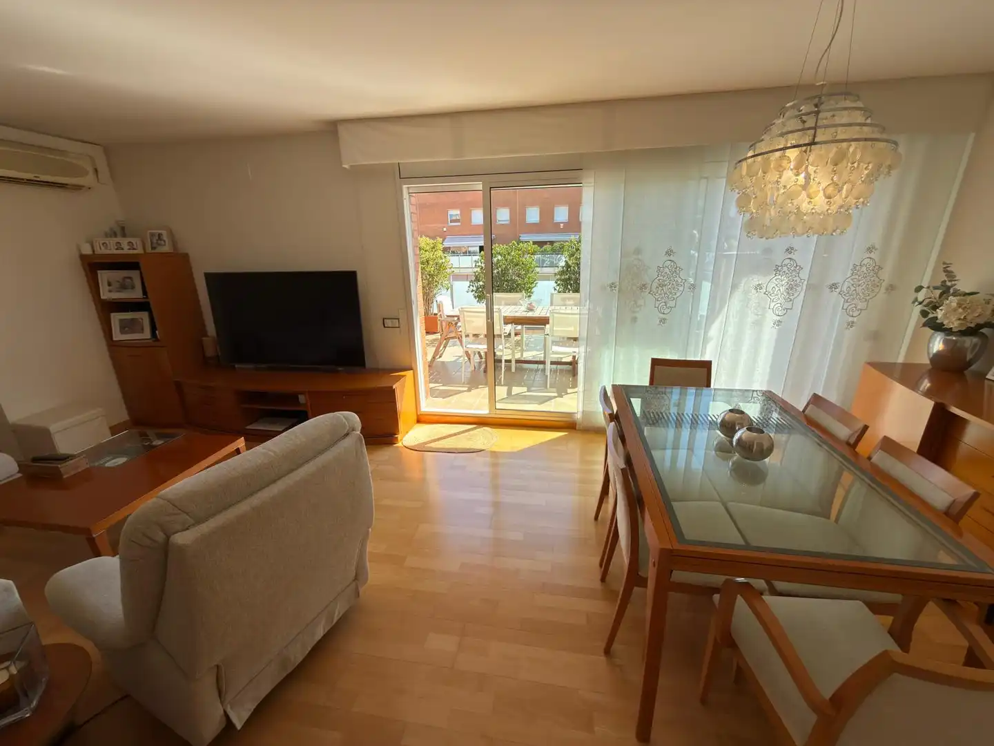Sala de estar de Ático en venta en Cornellà de Llobregat con Aire acondicionado, Calefacción y Parquet