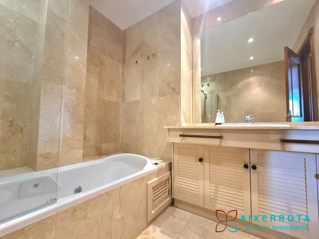 Bany de Apartament de lloguer en Getxo  amb Calefacció, Terrassa i Traster