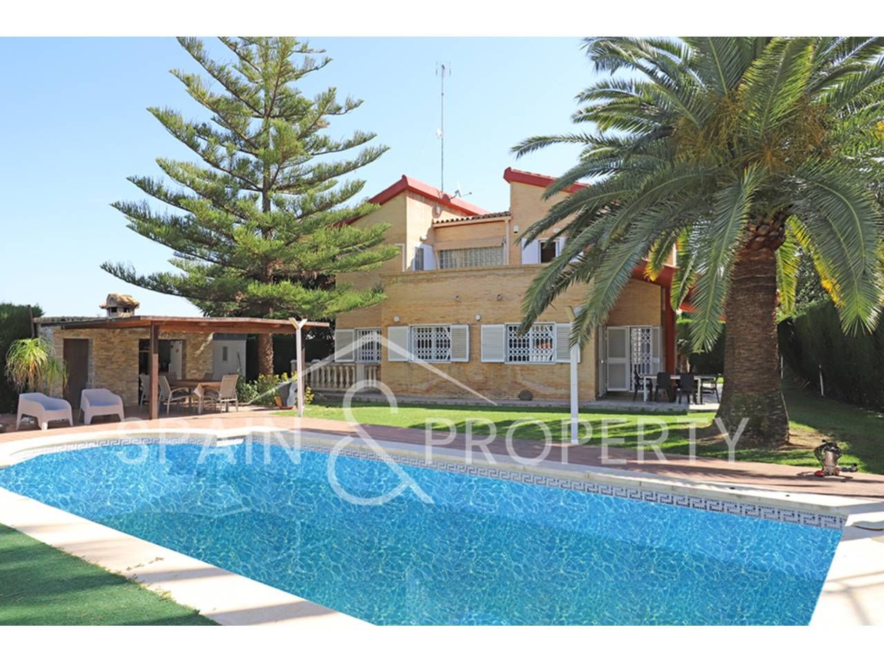 Vista exterior de Casa o xalet en venda en Chiva amb Aire condicionat, Jardí privat i Terrassa