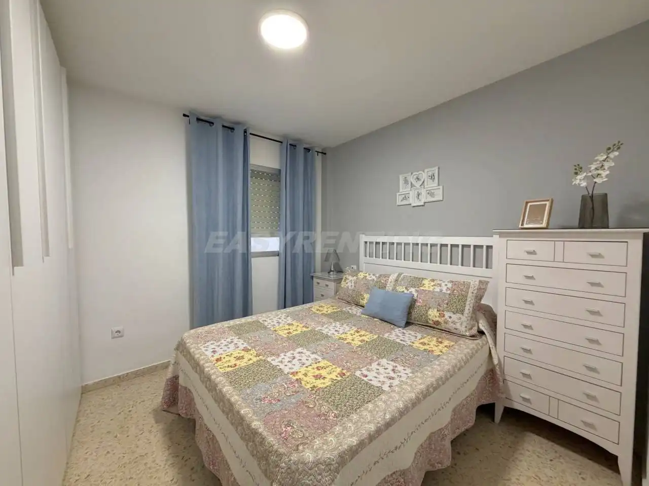 Dormitori de Pis de lloguer en La Línea de la Concepción amb Aire condicionat, Terrassa i Moblat