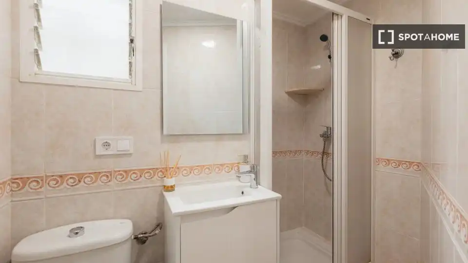 Bathroom of Flat for rent in Valencia  with Air Conditioner, Heating and Furnished