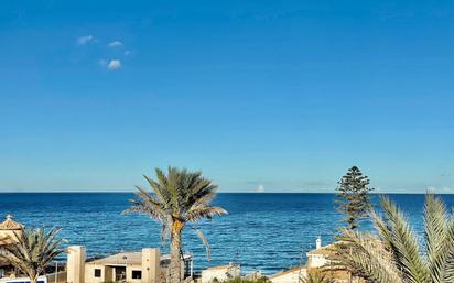 Vista exterior de Casa o xalet en venda en La Manga del Mar Menor amb Aire condicionat, Jardí privat i Terrassa