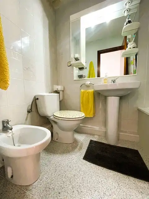 Badezimmer von Einfamilien-Reihenhaus zum Verkauf in Badalona mit Heizung, Terrasse und Balkon