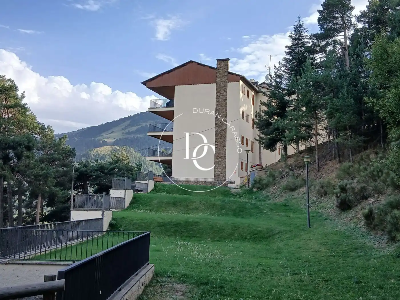 Außenansicht von Wohnung zum Verkauf in Alp mit Heizung, Privatgarten und Terrasse