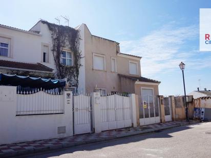 Exterior view of Single-family semi-detached for sale in Fuente de Piedra  with Air Conditioner, Terrace and Balcony