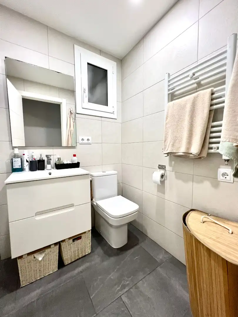 Badezimmer von Wohnung zum Verkauf in Barcelona mit Heizung, Parkett und Balkon