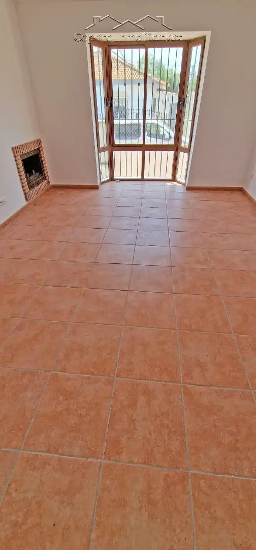 Außenansicht von Einfamilien-Reihenhaus zum Verkauf in El Puerto de Santa María mit Privatgarten und Balkon