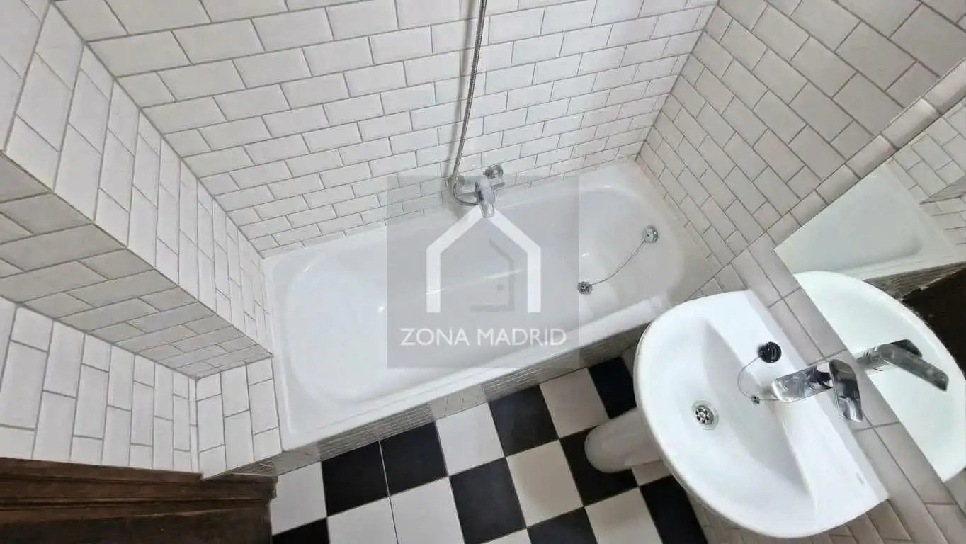 Bathroom of Flat for sale in Tetuán