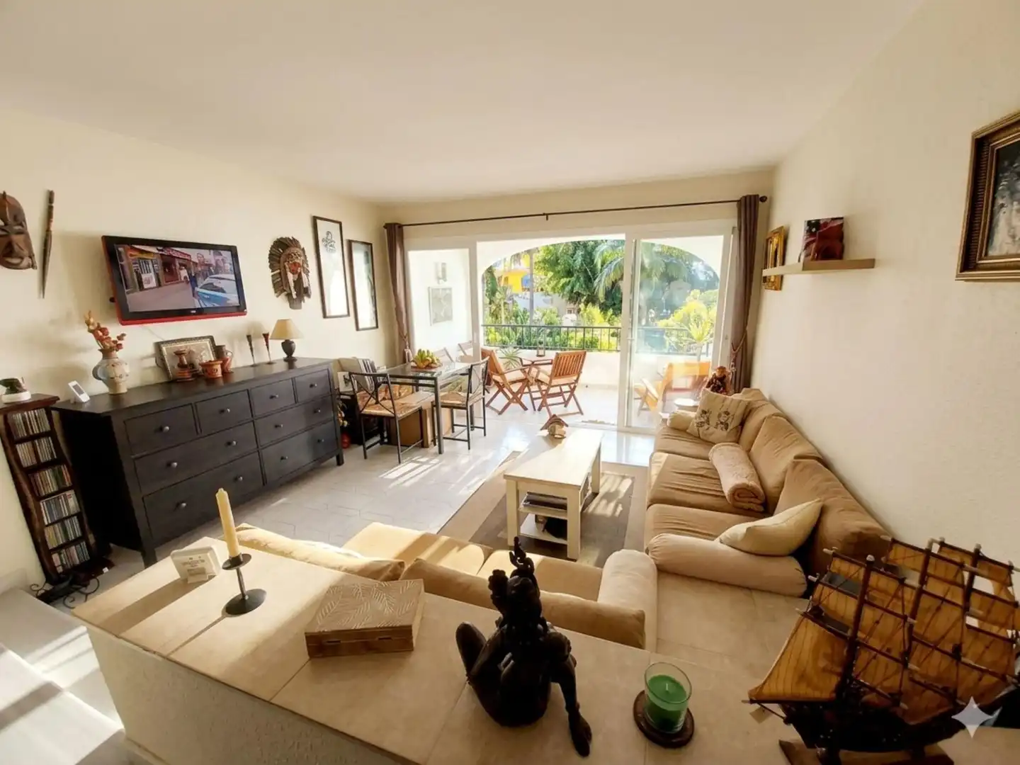 Wohnzimmer von Wohnung zum Verkauf in Mijas mit Klimaanlage, Privatgarten und Terrasse