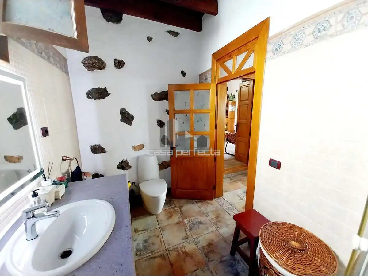 Baño de Finca rústica en venta en Tías con Terraza, Amueblado y Microondas