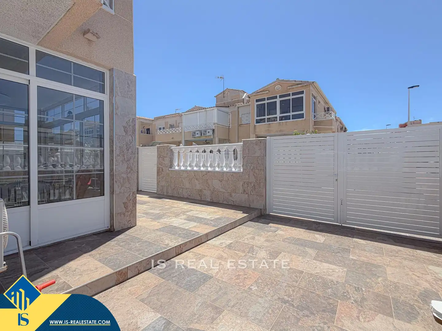 Vista exterior de Casa o chalet en venta en Torrevieja con Terraza, Amueblado y Piscina comunitaria