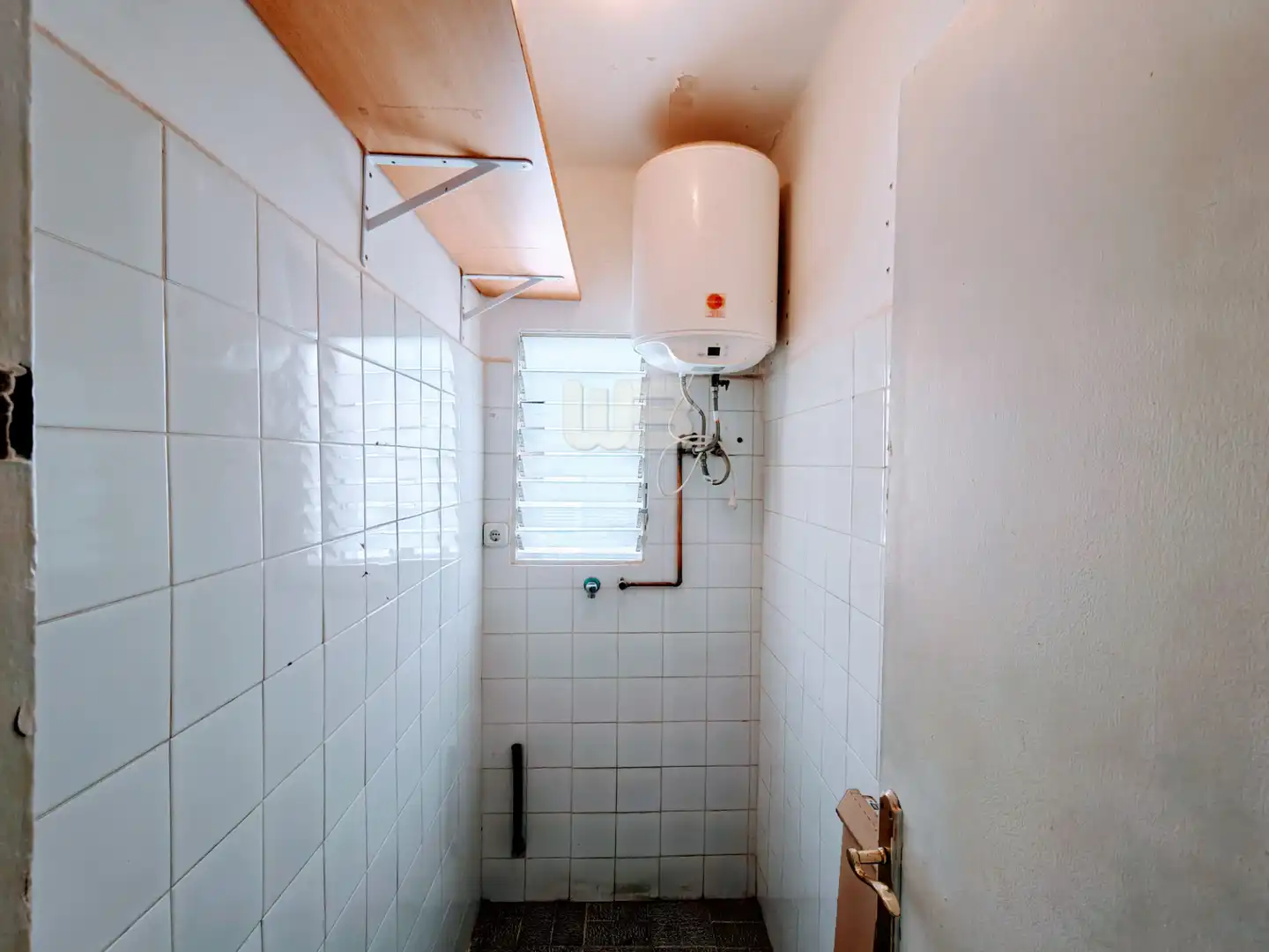 Badezimmer von Dachboden zum Verkauf in Barcelona mit Parkett, Terrasse und Ofen