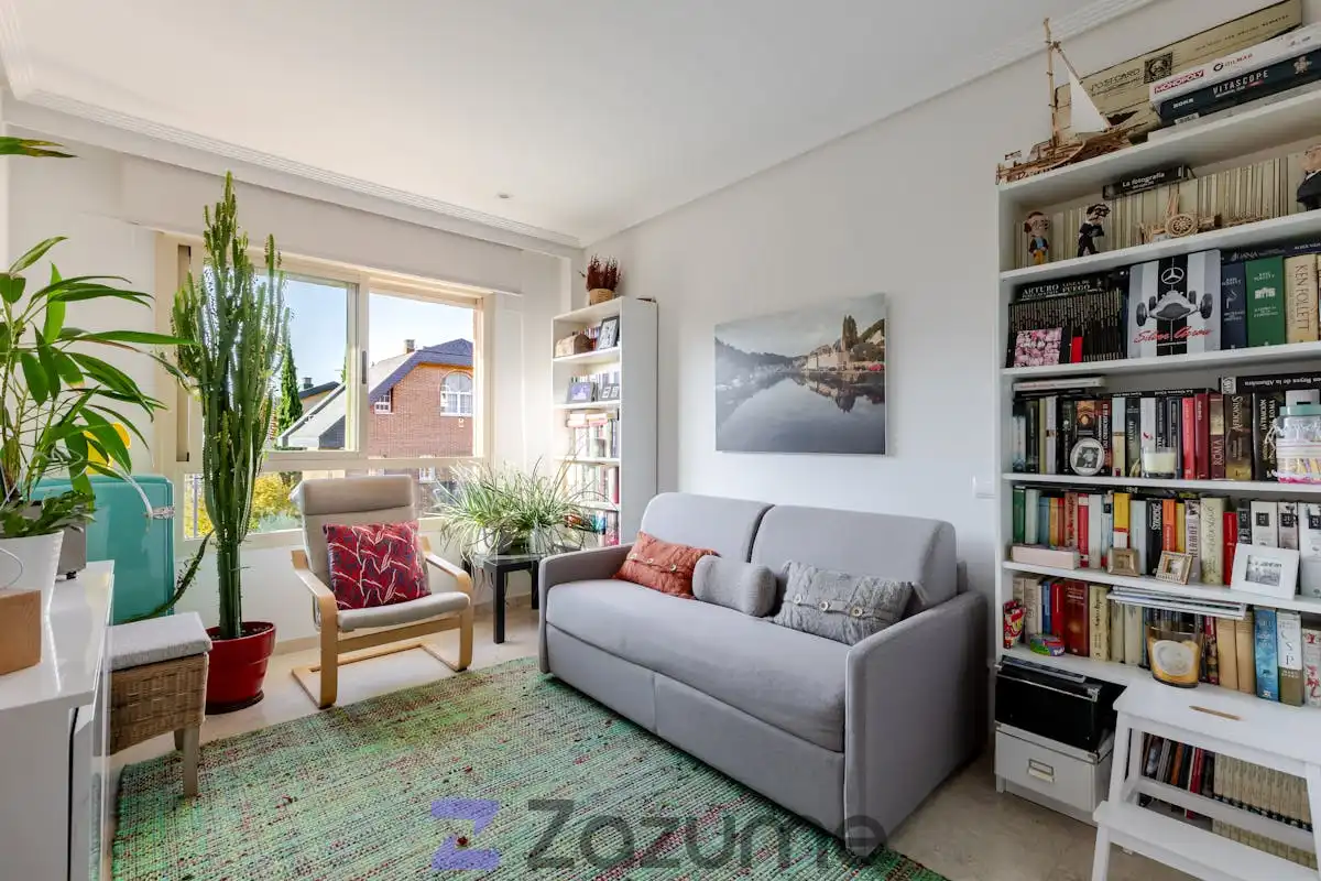 Living room of Flat for rent in Pozuelo de Alarcón  with Air Conditioner, Heating and Parquet flooring