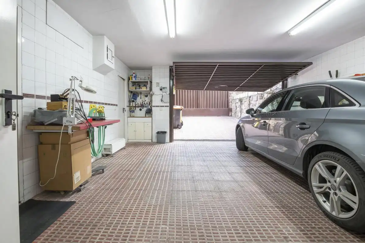 Parking de Casa adosada en venta en Madrid con Aire acondicionado, Calefacción y Jardín privado