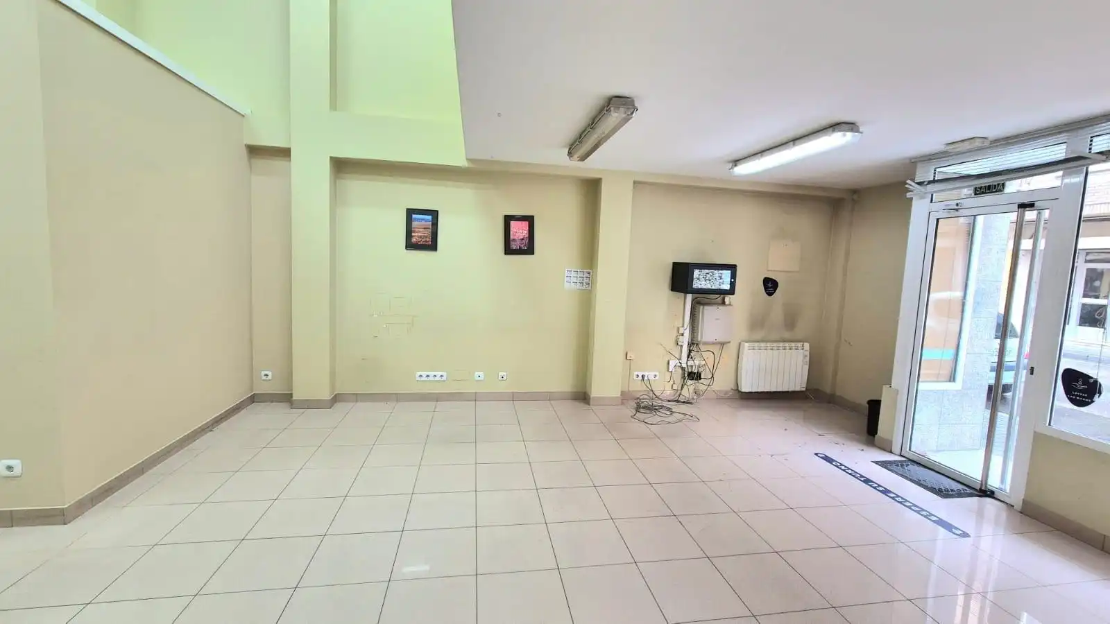 Local comercial en alquiler en Flores de Sil - La Placa, imagen 2