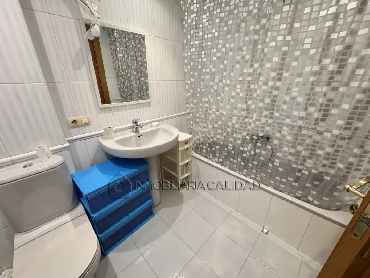Baño de Piso de alquiler en Burgos con Calefacción y Amueblado