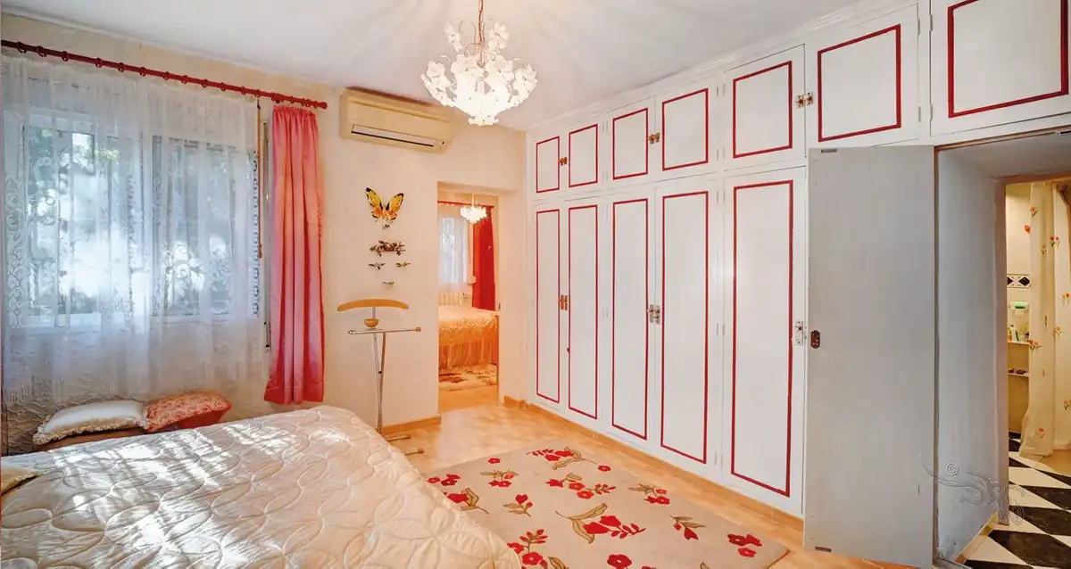 Dormitori de Casa o xalet en venda en Marbella amb Jardí privat