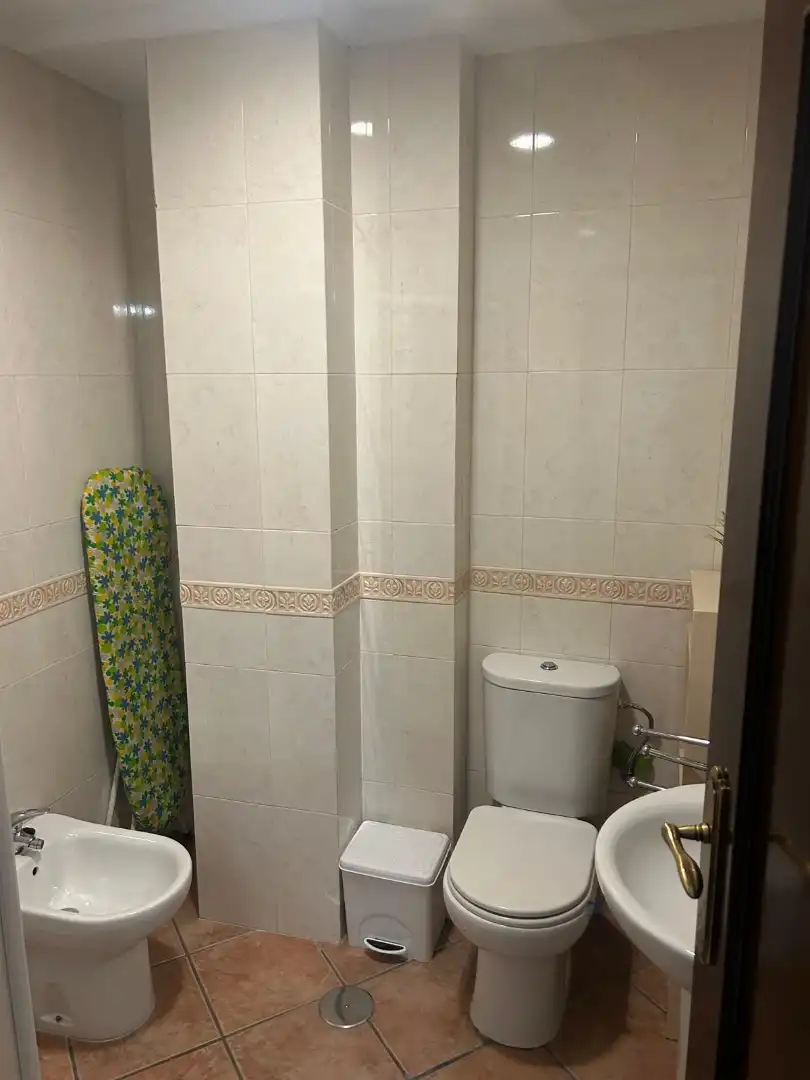 Bany de Apartament de lloguer en Dos Hermanas amb Aire condicionat, Moblat i Rentadora