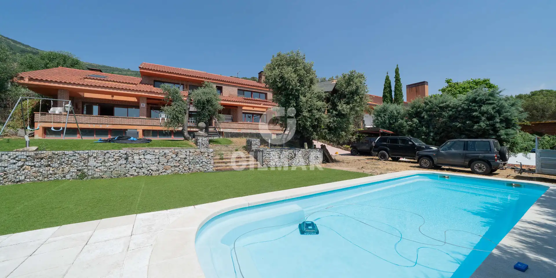 Vista exterior de Casa o chalet en venta en San Lorenzo de El Escorial con Calefacción, Jardín privado y Piscina