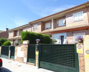 Exterior view of House or chalet for sale in Valdemoro  with Air Conditioner, Heating and Private garden