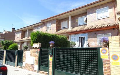 Vista exterior de Casa o xalet en venda en Valdemoro amb Aire condicionat, Calefacció i Jardí privat