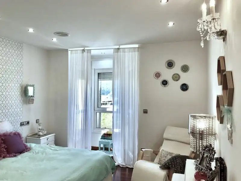 Dormitori de Casa o xalet en venda en Santiago de Compostela  amb Aire condicionat, Calefacció i Terrassa