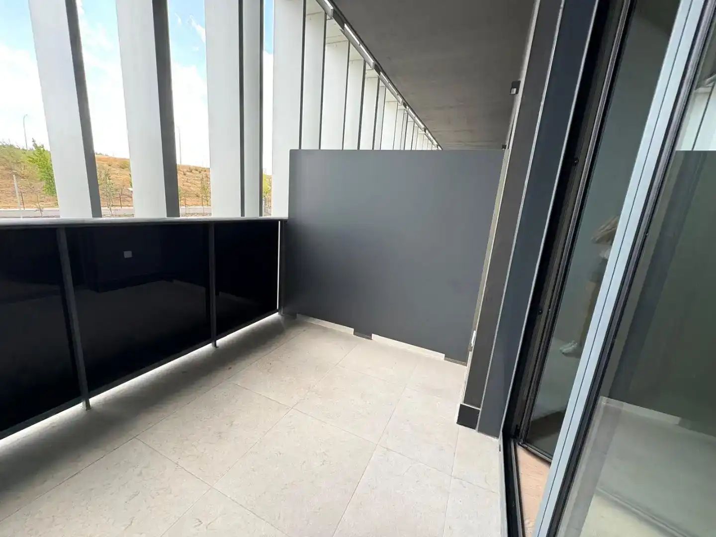 Terrasse von Loft zur Miete in La Moraleja mit Klimaanlage, Schwimmbad und Möbliert