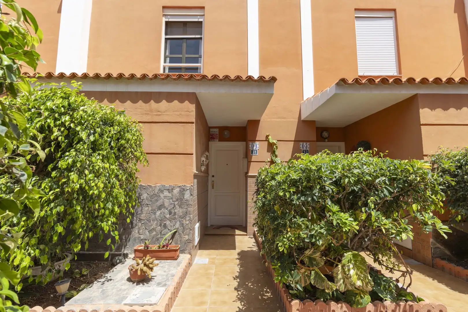 Vista exterior de Casa adosada en venda en Granadilla de Abona amb Aire condicionat, Jardí privat i Terrassa