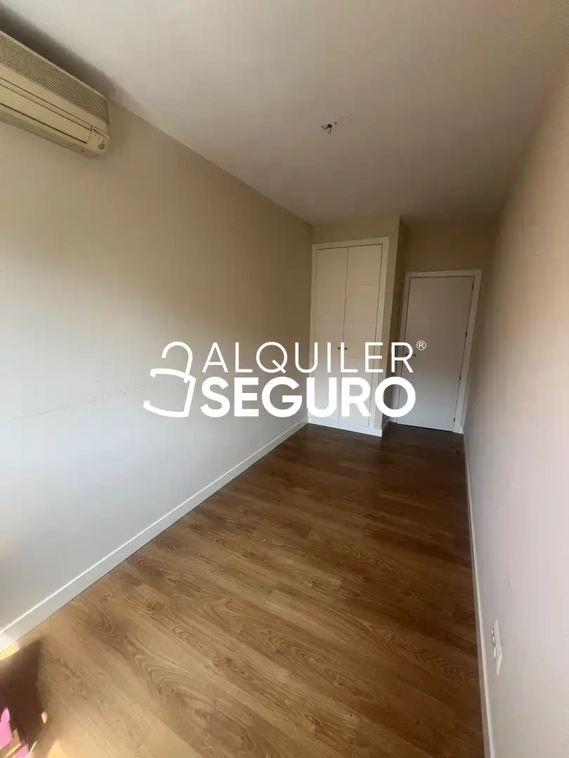 Bedroom of Flat for rent in Madrid  with Air Conditioner and Heating