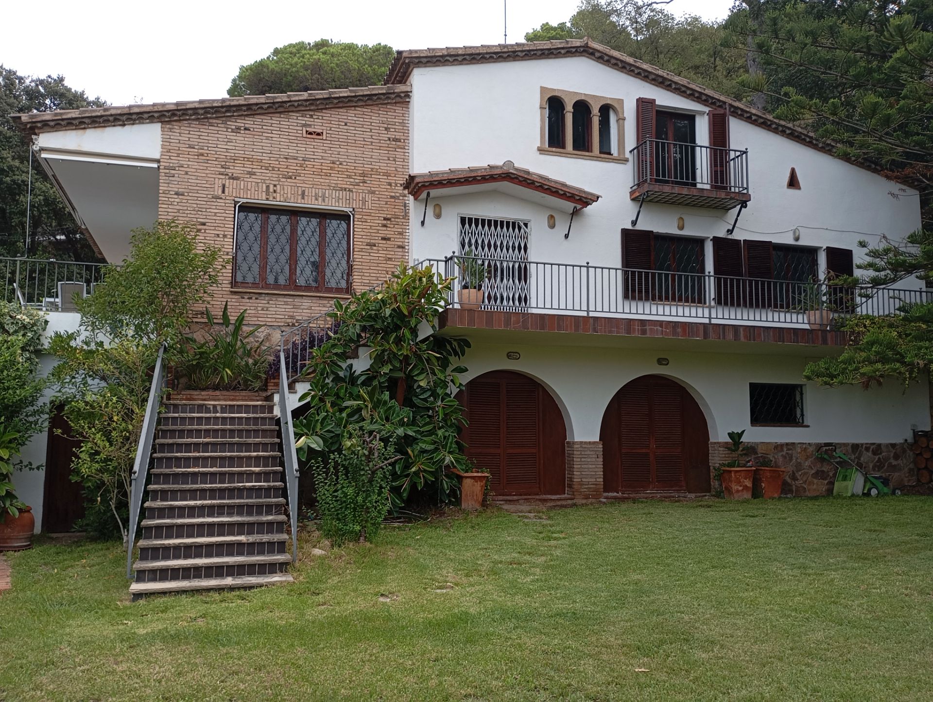 Vista exterior de Casa o xalet de lloguer en Cabrils amb Calefacció, Jardí privat i Terrassa