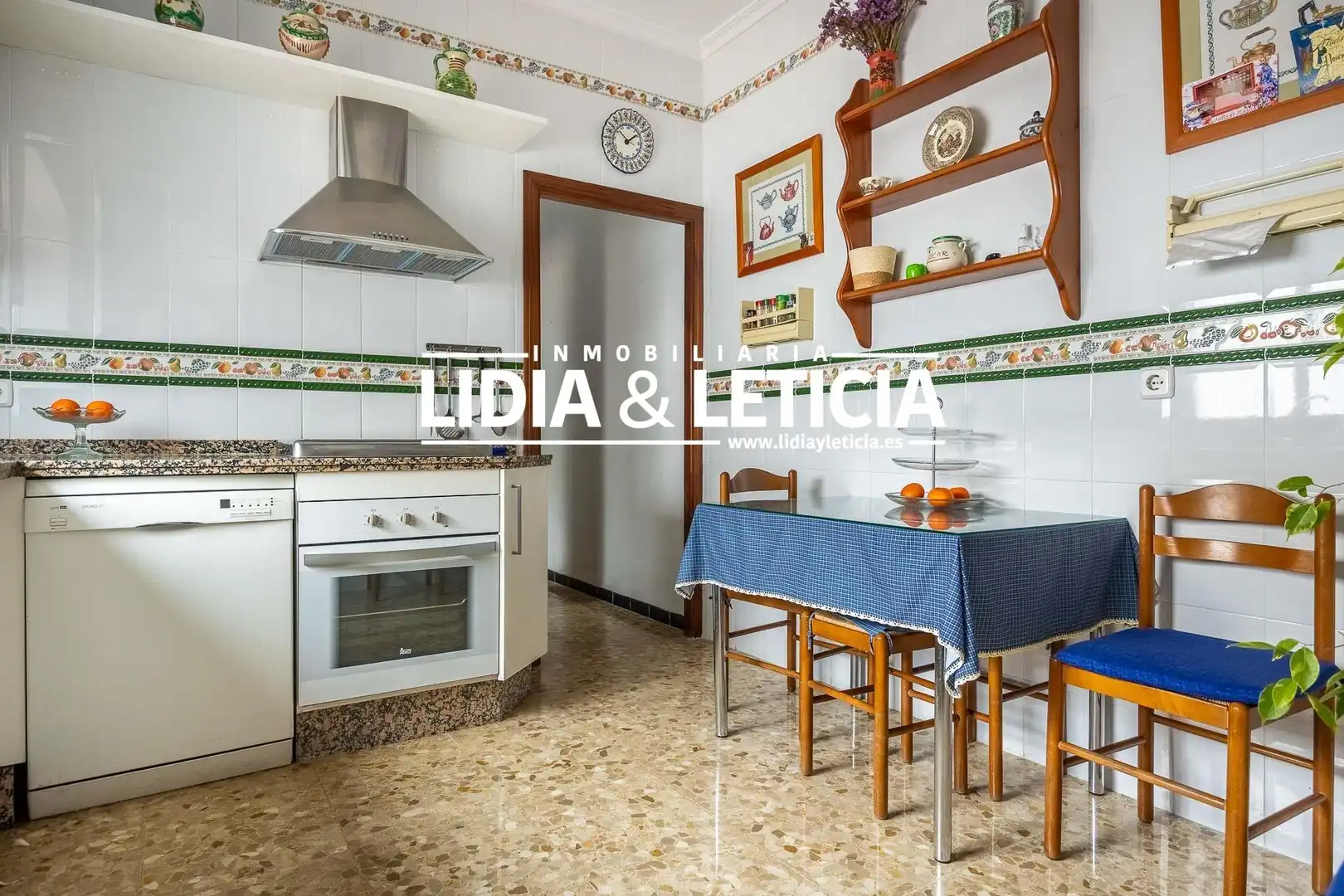 Cuina de Casa o xalet en venda en Alcalá de Guadaira amb Aire condicionat, Jardí privat i Terrassa