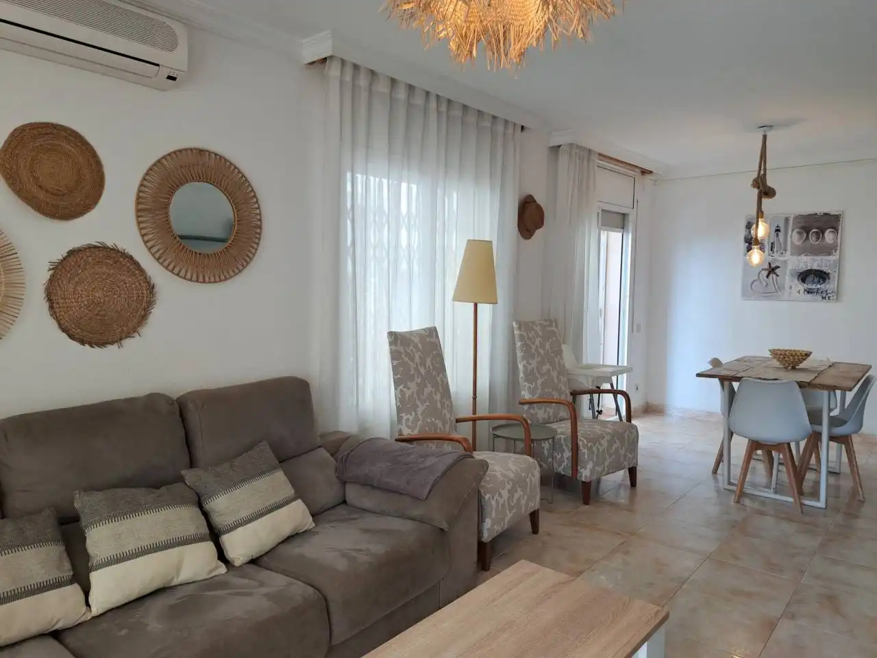 Wohnzimmer von Haus oder Chalet zur Miete in Vilanova i la Geltrú mit Klimaanlage, Heizung und Privatgarten