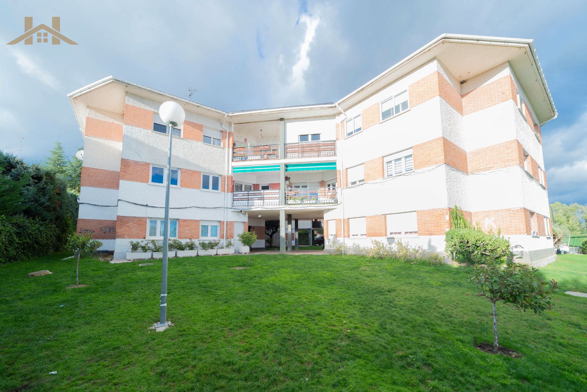 Vista exterior de Pis en venda en Collado Mediano amb Calefacció, Terrassa i Traster