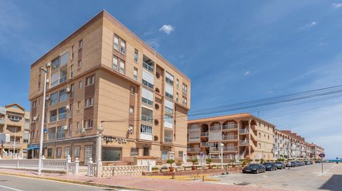 Presentamos este luminoso apartamento situado en una de las mejores zonas de la Costa Blanca La Mata. Ubicada en una cuarta planta