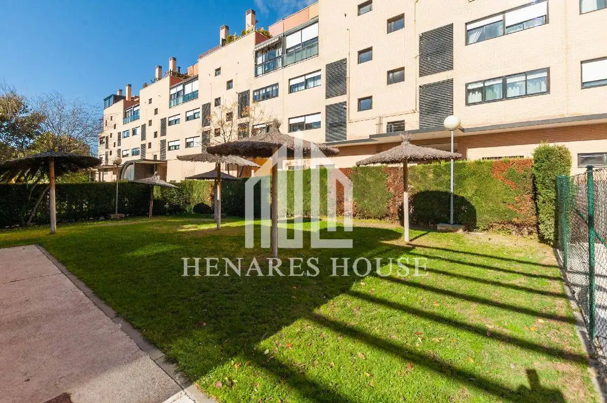 Vista exterior de Àtic en venda en Alcalá de Henares amb Aire condicionat, Calefacció i Jardí privat