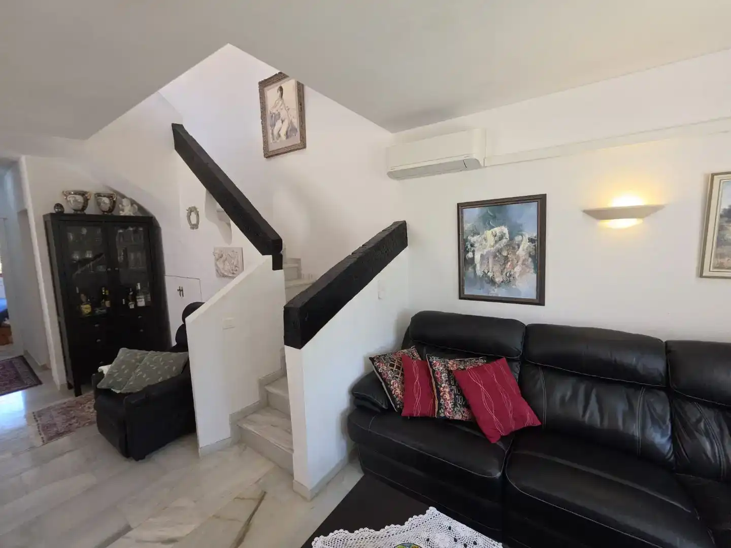 Sala d'estar de Casa adosada en venda en Mijas amb Aire condicionat, Piscina i Balcó