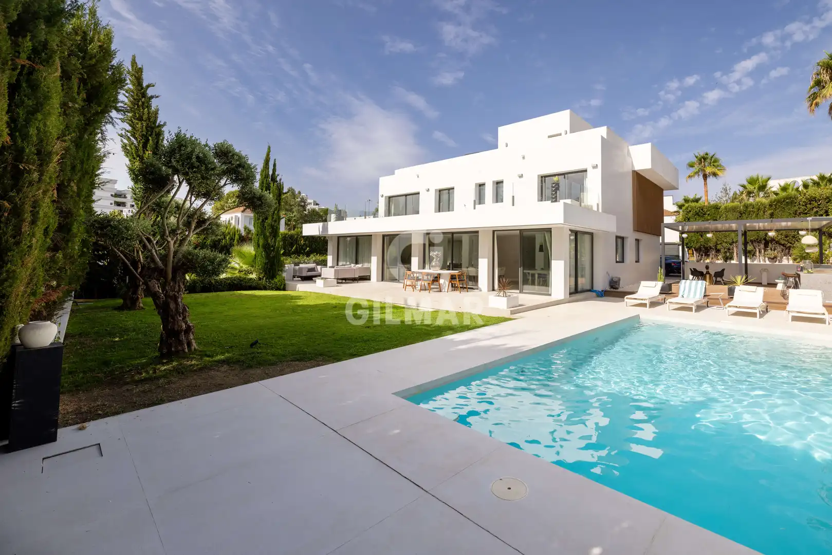 Vista exterior de Casa o xalet en venda en Marbella amb Calefacció, Jardí privat i Piscina
